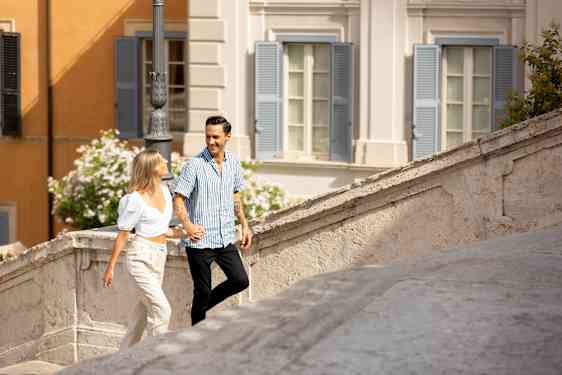 Pari kävelemässä Roomassa