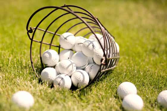 Golfpalloja korissa