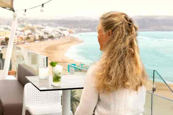 Nainen ravintolan terassilla Las Palmasissa