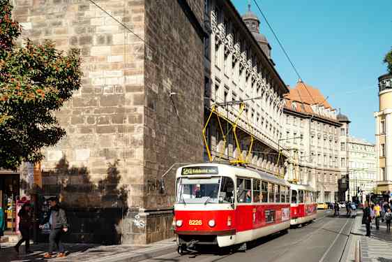 Puna-valkoinen raitiovaunu Prahan kadulla