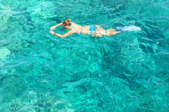 Nainen snorklaamassa Egyptissä