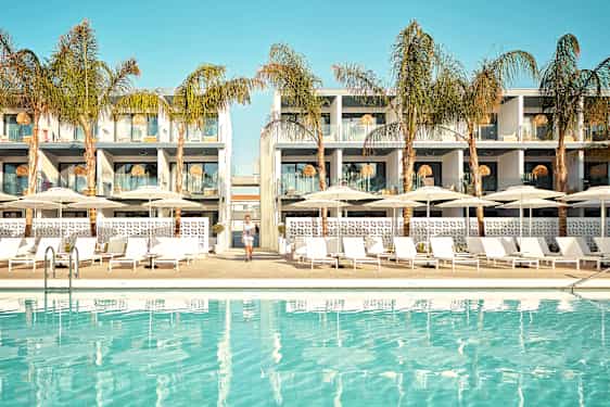 Ocean Beach Club Kypros: aurinkotuoleja ja uima-allas hotellirakennuksen edustalla