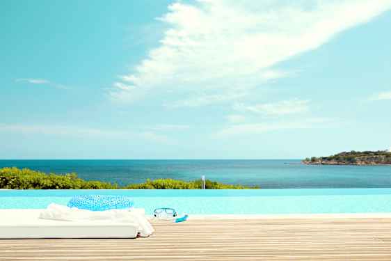 Kaunis merellinen maisema avautuu hotellin uima-altaalta