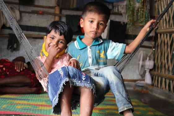 Kaksi pientä lasta istuu riippumatossa.