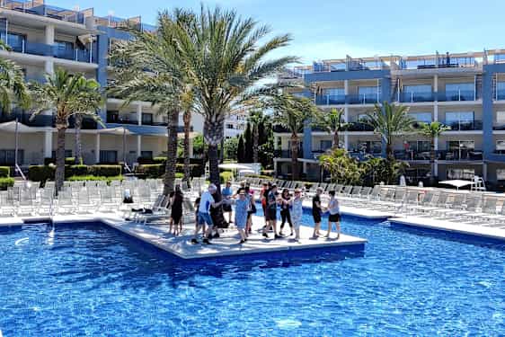 Tanssijoiyta uima-alataalla