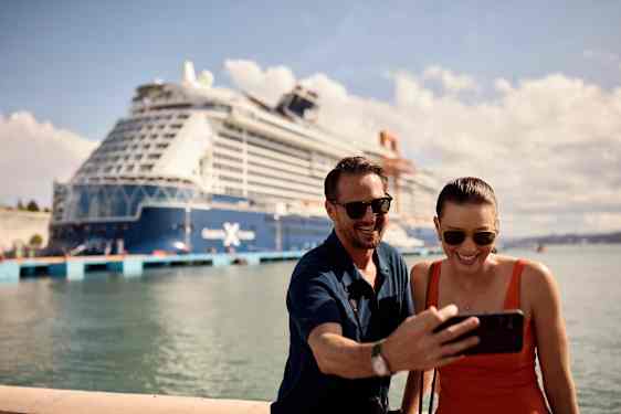 Pari Celebrity Cruisesin aluksen edessä