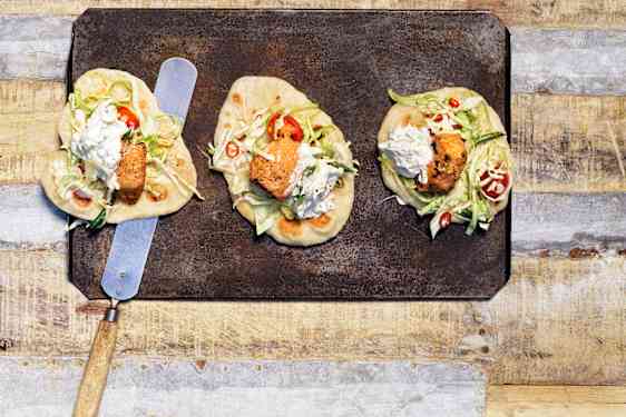 TANDOORILOHIPITA SOM TAM -SALAATILLA