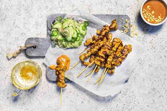 GRILLED SATAY MAAPÄHKINÄKASTIKKEELLA JA SUOLAKURKUILLA