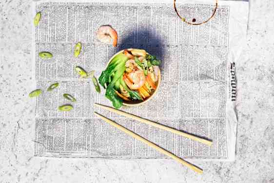 Nuudelikeitto katkaravuilla ja friteeratulla tofulla