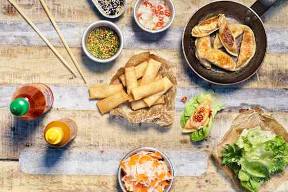 Dumplings & kevätkääryleet dipin ja suolakurkkujen kera