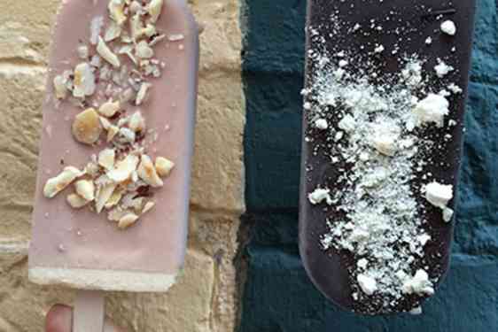 Värikkäitä jäätelöpuikkoja