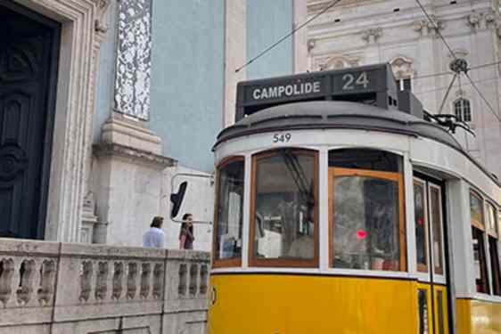 Keltainen raitiovaunu Lissabonissa