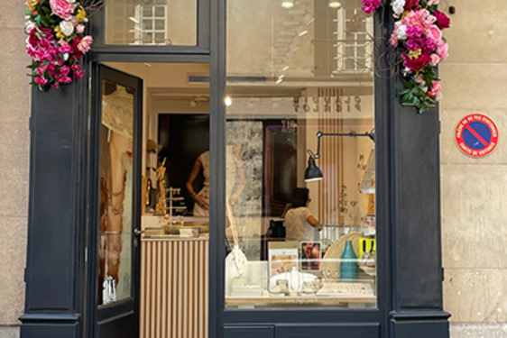 Paperista tehdyjä kukkia putiikin oven yläpuolella