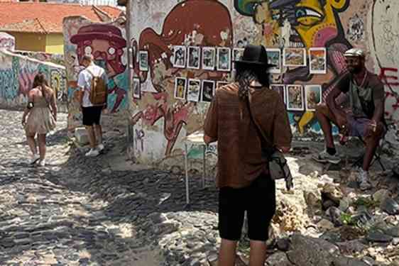 Taidetta myytävänä kadun varrella