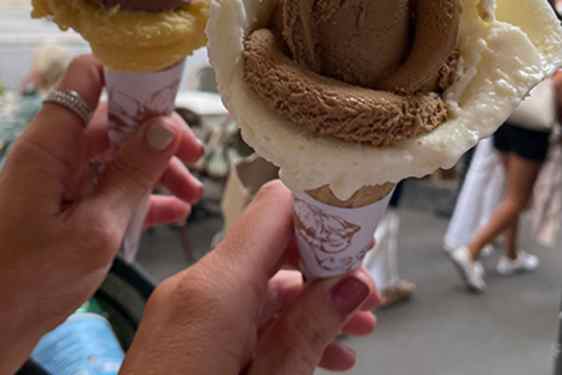 Kukan muotoisia jäätelötötteröitä