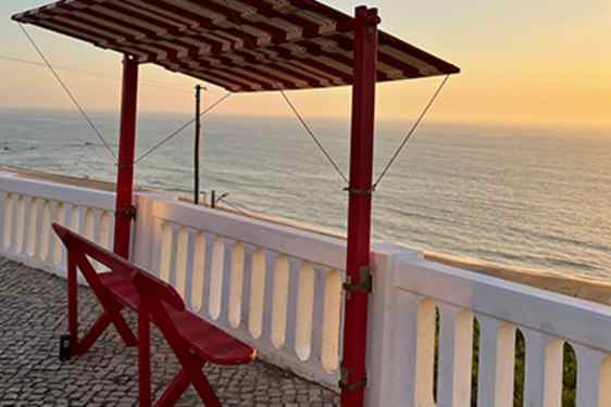 Näköalapenkki merelle päin