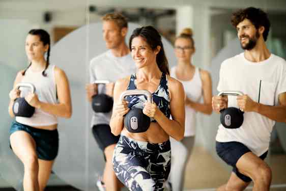 Ryhmä kahvakuulatreeneissä