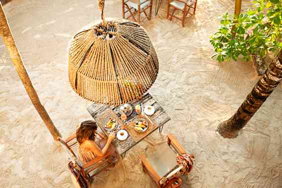 Nainen syömässä hotellissa Tulumissa