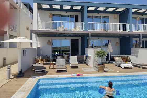 Hotelli huone josta pääsee suoraan terassilta altaaseen