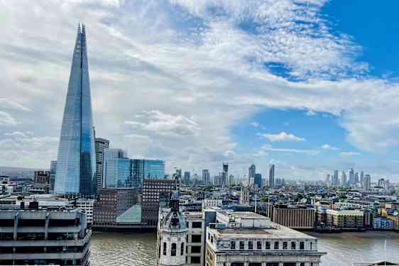 Pilvenpiirtäjä The Shard Monumentilta nähtynä