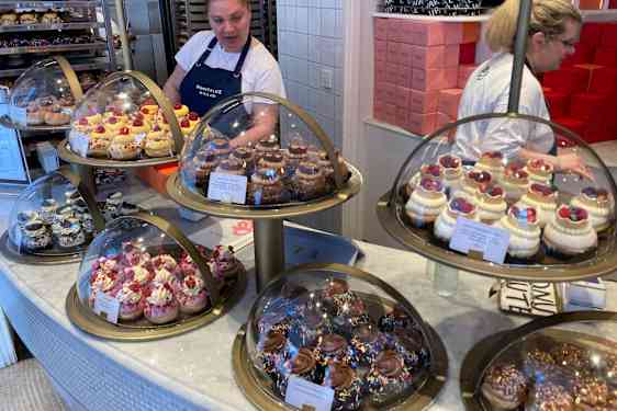 Niin paljon värikkäitä donitseja, että valinta on vaikea.