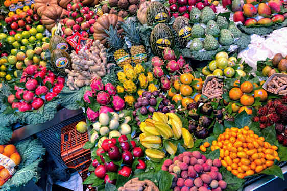 Värikkäitä hedelmiä markkinoilla
