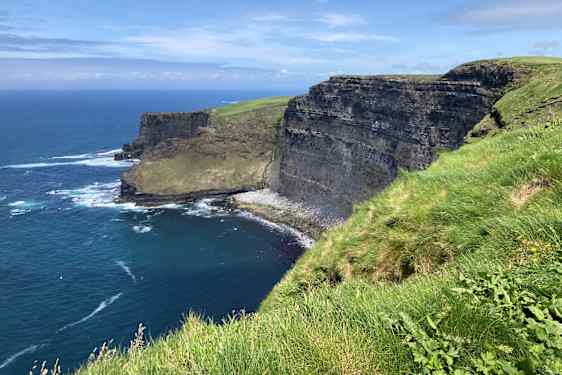 Cliffs of Moher – vihreät rinteet ja sininen meri