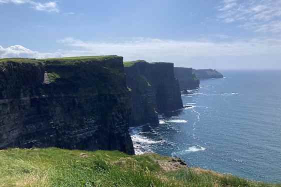 Cliffs of Moher – vihreitä rinteitä kja sininen meri