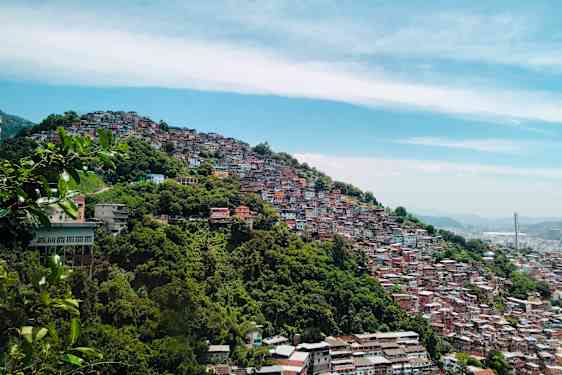 Favela kukkulanrinteessä Riossa