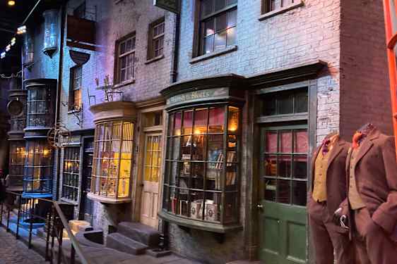 Kauppoja Viistokujalla