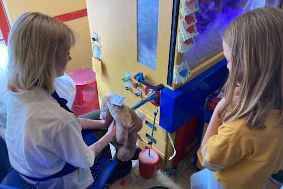 Tytär katsoo ihmeissään, kun hänen uusi pehmolelunsa saa elämän.