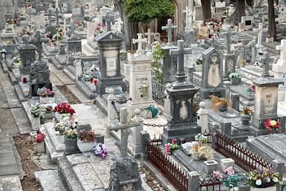 Kaunis hautausmaa kaupunginmuurin ulkopuolella