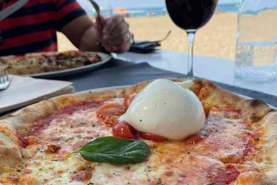 Ravintola Al Maccaroni tarjoaa herkullisia makuja ja upean näköalan.