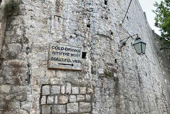 Kyltti joka johtaa viileän drinkin äärelle