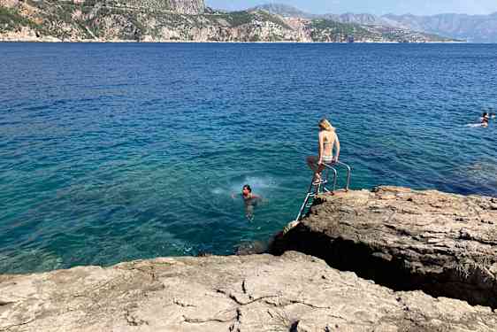 Lokrumilla on paljon uimapaikkoja