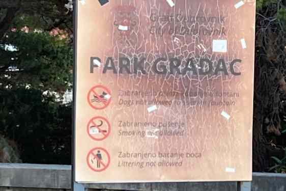 Vanha kyltti Gradac Parkissa