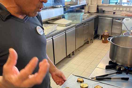 Kokki laittamassa ruokaa