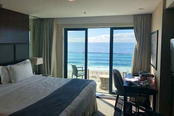 Merinäkymä hotellihuoneesta