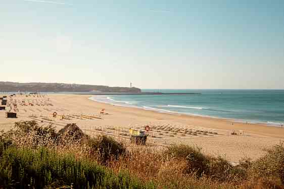 Levää hiekkarantaa silminkantamattomiin, Algarve