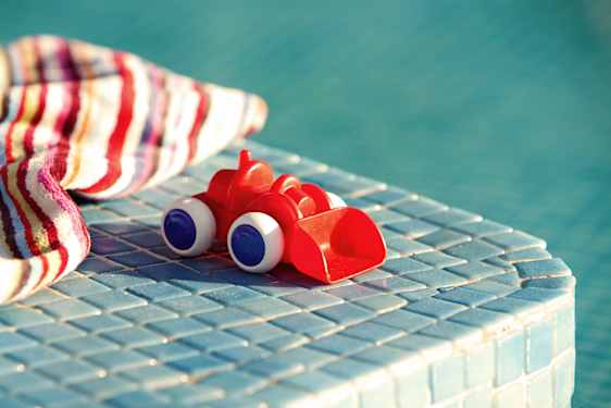 Pieni punainen leluauto altaan reunalla