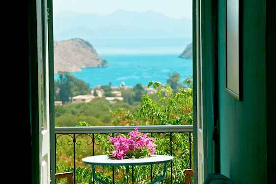 Maisema merelle avonaisesta ikkunasta Rodoksella