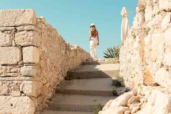 Nainen kävelee rappusissa LiveEz-hotellissa