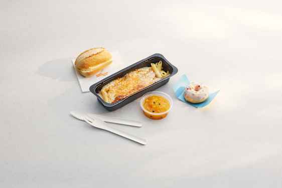 Lastenateria lennolla: jauhlihakastiketta lisukkeineen