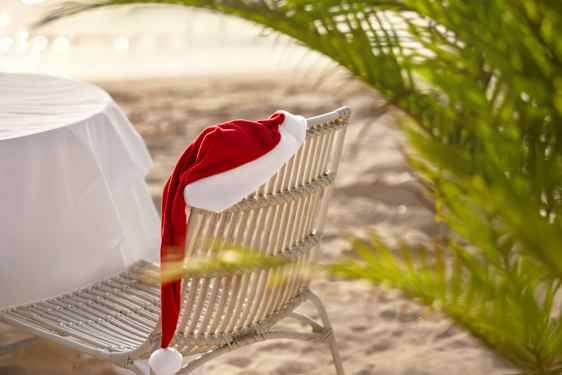 Tonttuhattu tuolin selkänojalla