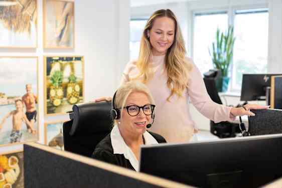 Asiakaspalvelijat työssään