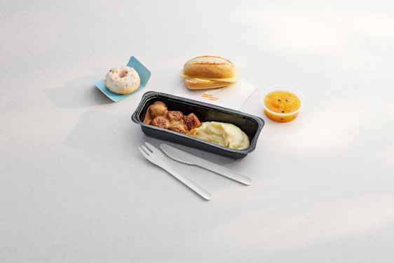 Lentoateria lapsille; lihapullia ja perunamuussia