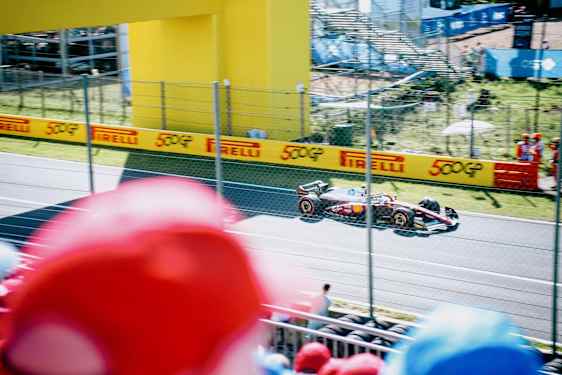 Formula-autoja mutkassa