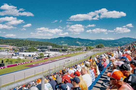 Formel-1 bil på en bana