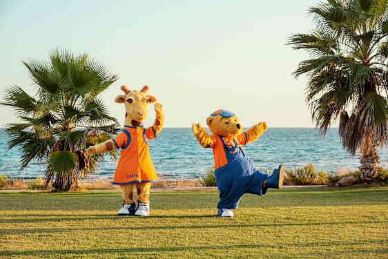 Lollo ja Bernie tanssimassa rannalla