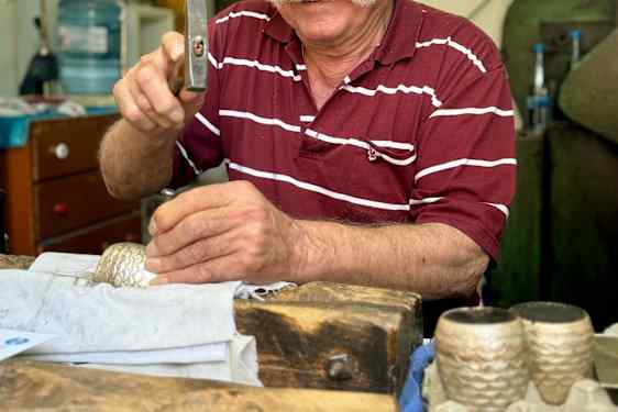 Hopeaseppä työssään